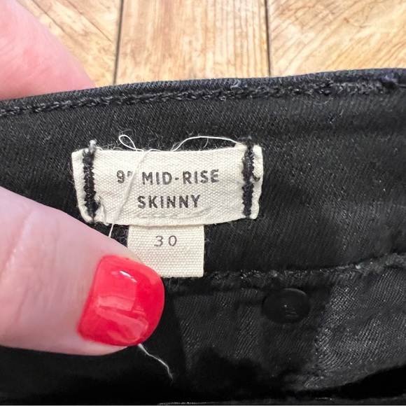 Madewell 9” Mid-Rise Button Fly Skinny Stretch Jeans in Dark Black Wash - Picture 7 of 13
